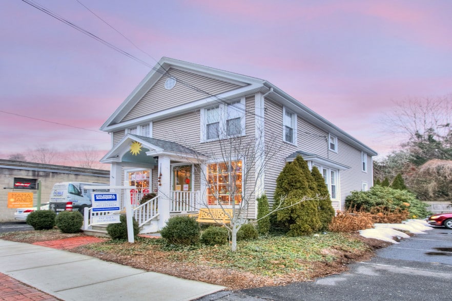 363 Pequot Ave, Southport, CT 06890