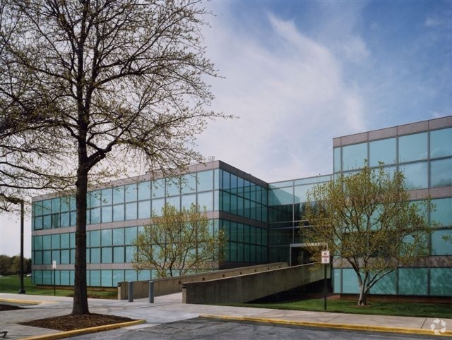 6555 Rock Spring Dr, Bethesda, MD for lease - Building Photo - Image 2 of 6