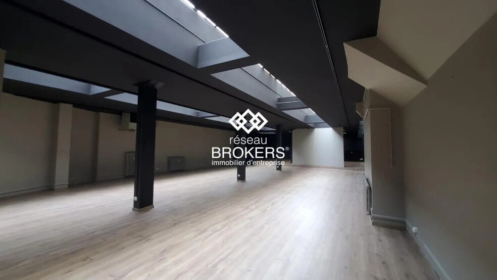 Retail in Annecy for lease - Interior Photo - Image 2 of 8