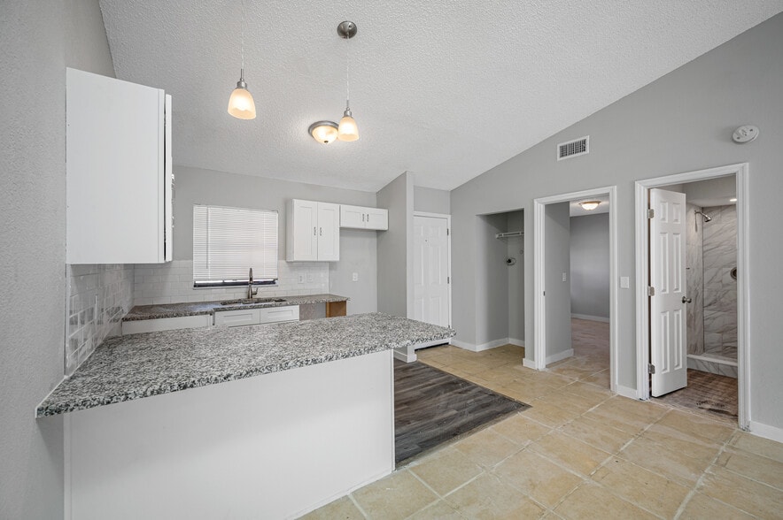 Midfield Pinellas Portfolio portfolio of 5 properties for sale on LoopNet.com - Building Photo - Image 2 of 58