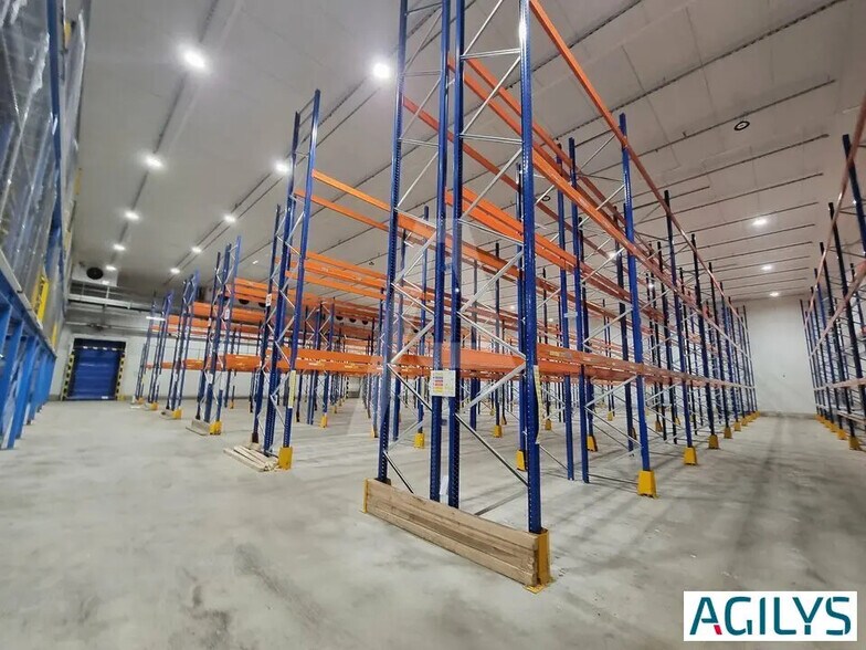 Office in Chilly-Mazarin for lease - Interior Photo - Image 2 of 6