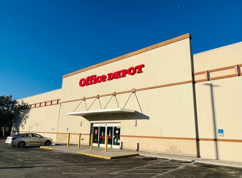 3600 Le Jeune Rd, Miami, FL for lease - Primary Photo - Image 2 of 9