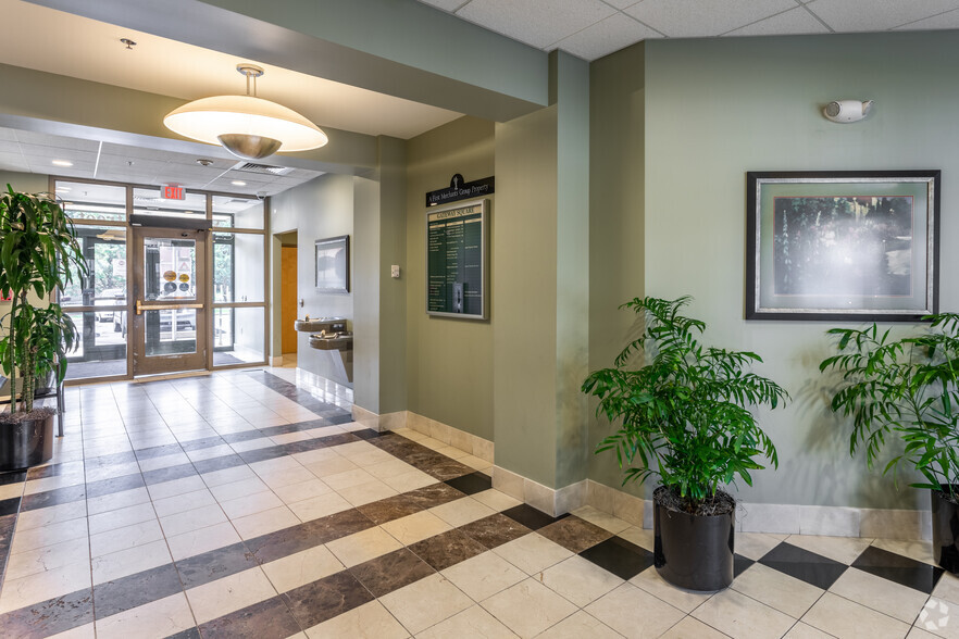 893 Main St, East Hartford, CT for lease - Lobby - Image 3 of 17