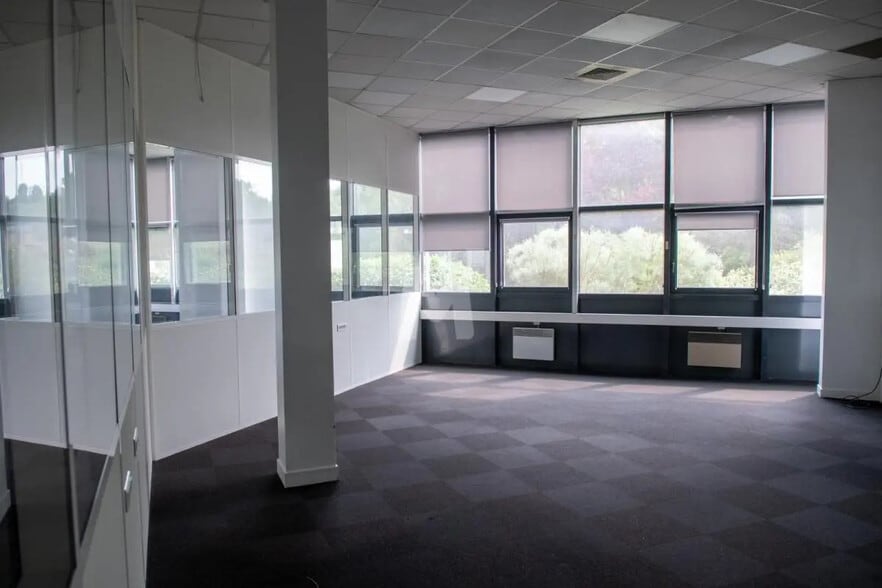 Flex in Villebon-sur-Yvette for lease - Interior Photo - Image 2 of 9