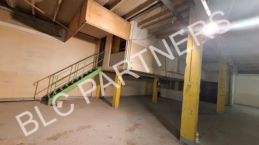 Flex in Paris for lease - Interior Photo - Image 3 of 7