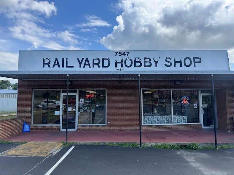 7547 Williamson Rd, Hollins, VA for lease - Primary Photo - Image 1 of 22