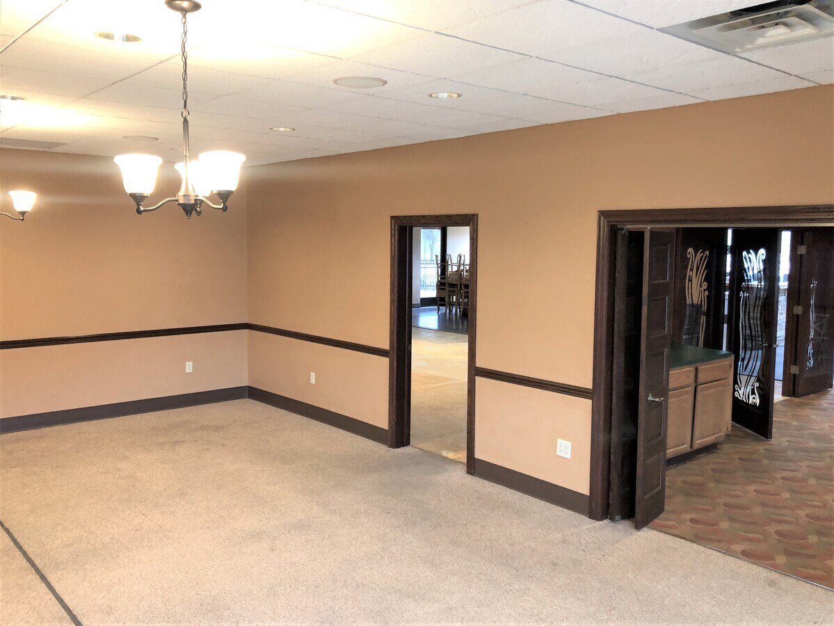 10 W Evergreen Pky, Elkhorn, WI 53121 Office/Retail for Lease