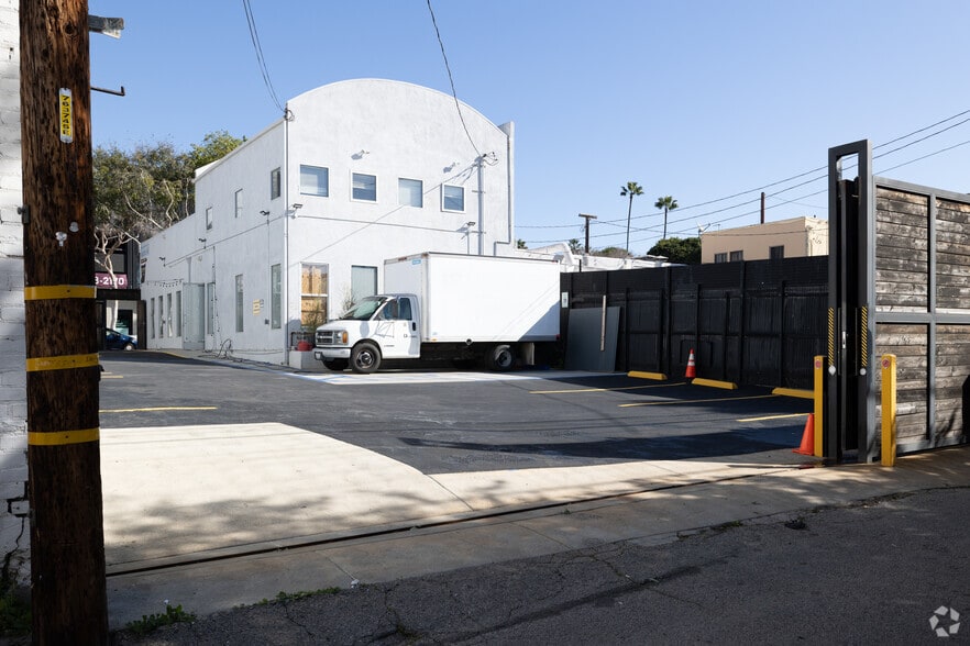 7624-7626 Santa Monica Blvd, West Hollywood, CA for lease - Building Photo - Image 2 of 8