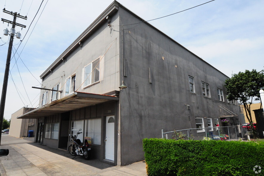 211 Pine St, Kelso, WA for lease - Building Photo - Image 2 of 9