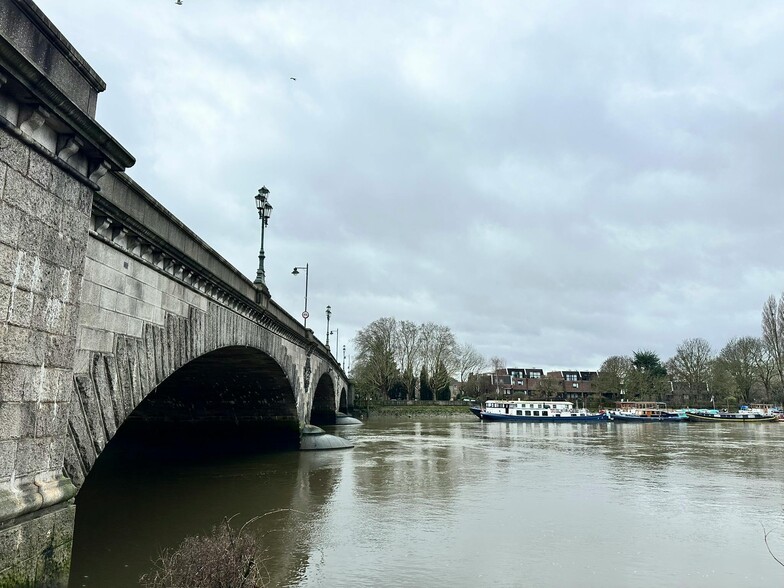 Kew Bridge Rd, Brentford for lease - Building Photo - Image 3 of 11