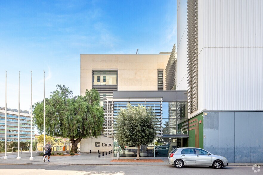 Carrer de Lluís Muntadas, 5, Cornellà de Llobregat, Barcelona for lease - Building Photo - Image 2 of 3