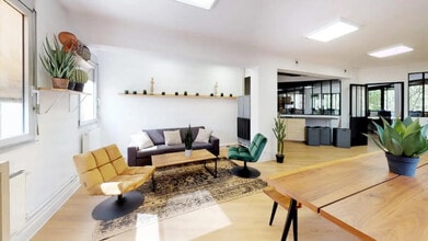 5 Place Du Colonel Fabien, Paris for lease Interior Photo- Image 2 of 8