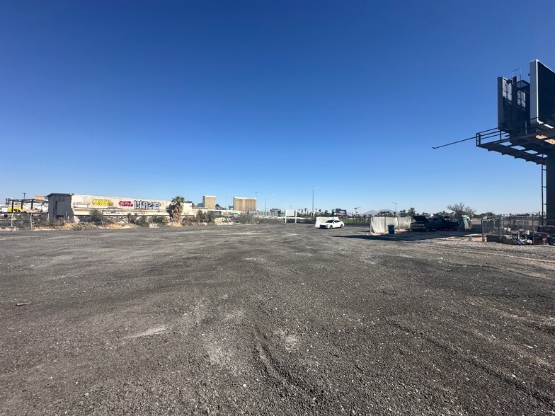 6179 Dean Martin Dr, Las Vegas, NV for lease - Building Photo - Image 2 of 15