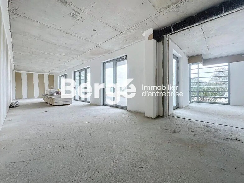 Office in SOPHIA ANTIPOLIS for lease - Building Photo - Image 3 of 10