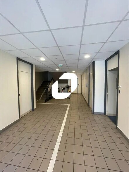 Office in Eybens for sale - Lobby - Image 3 of 13