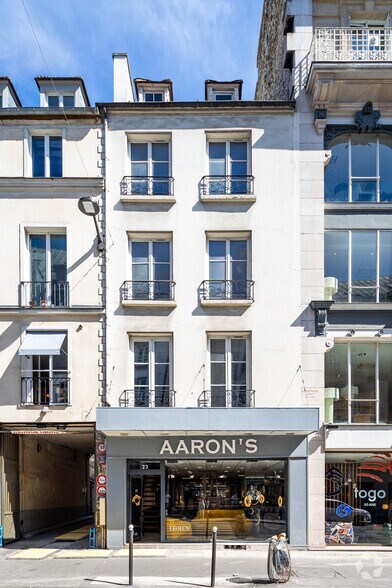 Rue Du Faubourg Saint-Antoine, Paris for lease - Primary Photo - Image 1 of 1
