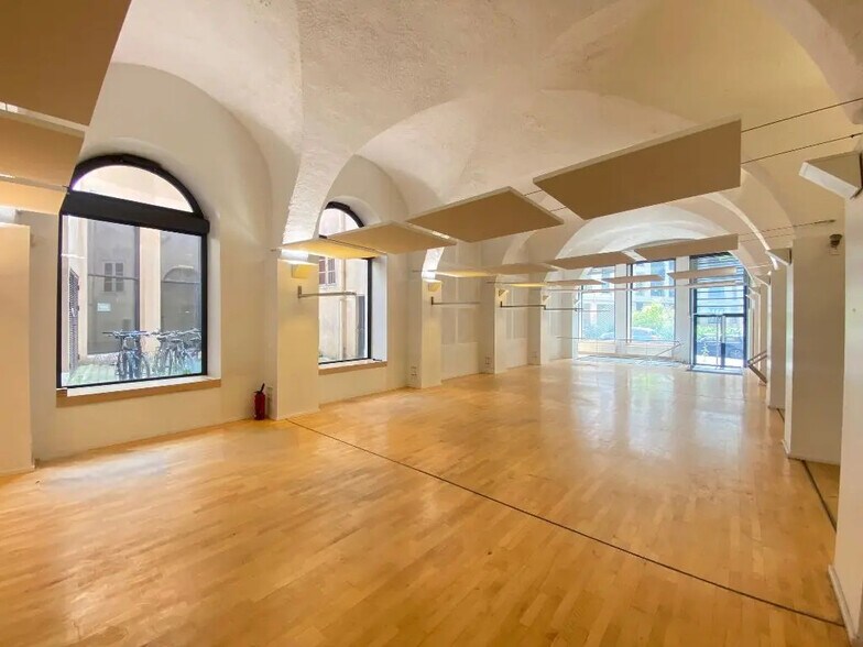 Office in Lyon for sale - Interior Photo - Image 2 of 8