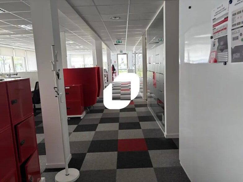 Office in Lezennes for lease - Building Photo - Image 3 of 15