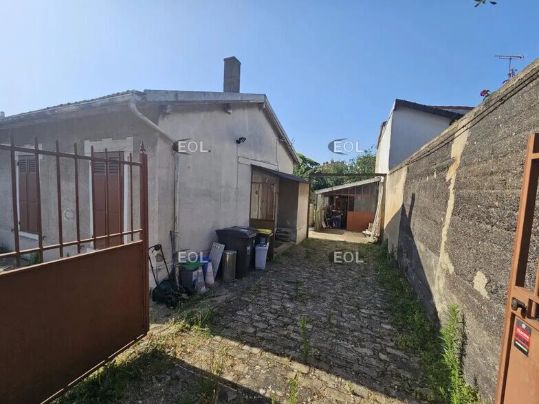Flex in Maisons-Alfort for sale - Building Photo - Image 3 of 19