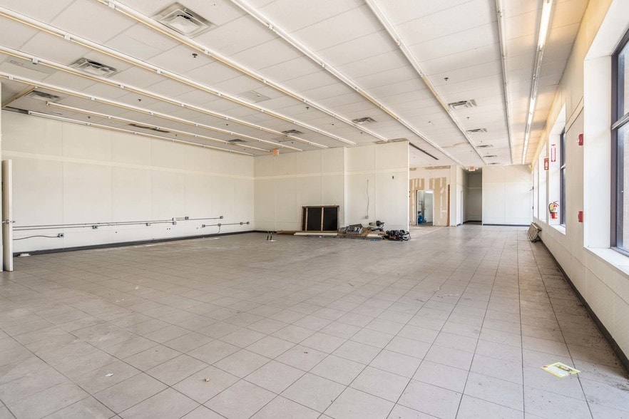 547-564 Sayre Ave, Perth Amboy, NJ for lease - Interior Photo - Image 3 of 22