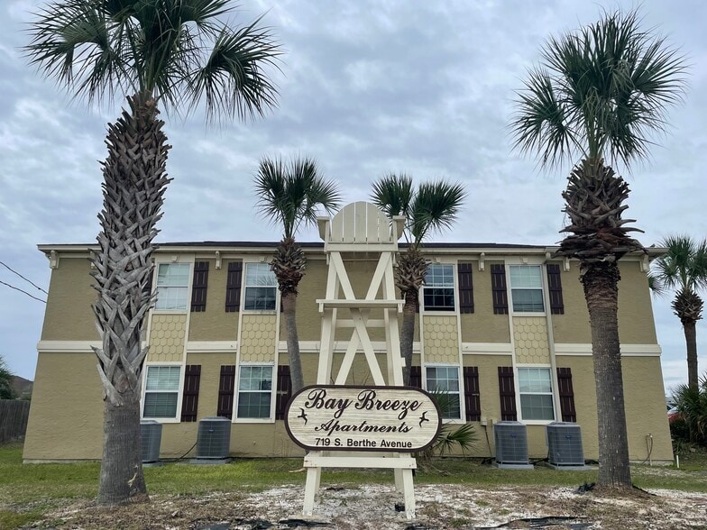 Bay Breeze Apartments portfolio of 3 properties for sale on LoopNet.com - Building Photo - Image 1 of 10