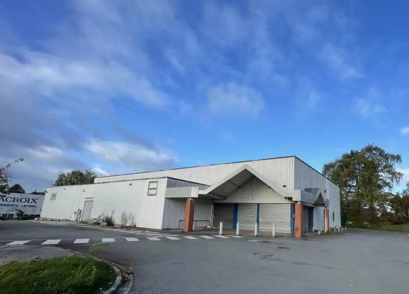 Retail in Saint-Quentin for lease - Building Photo - Image 1 of 2