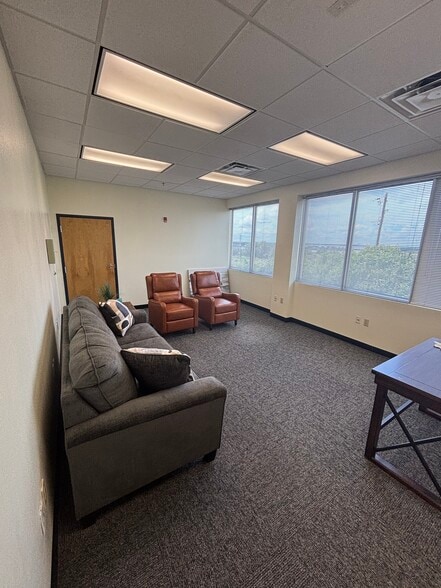 1230 Oakley Seaver Dr, Clermont, FL for lease - Building Photo - Image 3 of 9