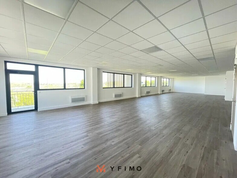 Flex in Flins-sur-Seine for lease - Interior Photo - Image 3 of 7