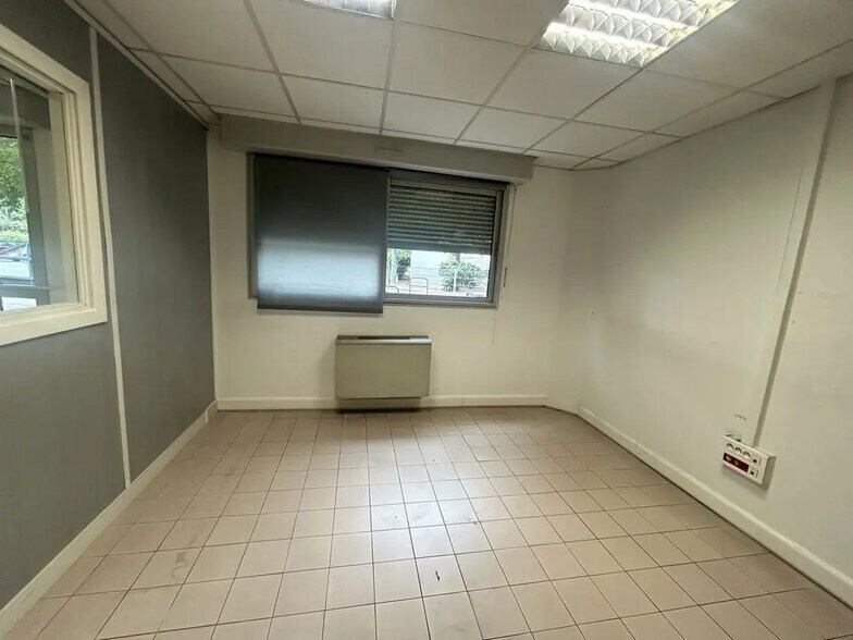 Office in Cavaillon for lease - Interior Photo - Image 2 of 6