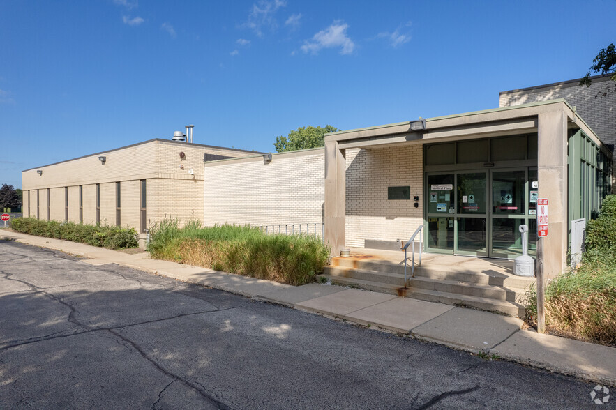 1616 Grand Ave, Waukegan, IL for lease - Primary Photo - Image 2 of 16