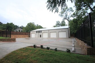 2105 Vilbig Rd, Dallas, TX for lease Building Photo- Image 2 of 4
