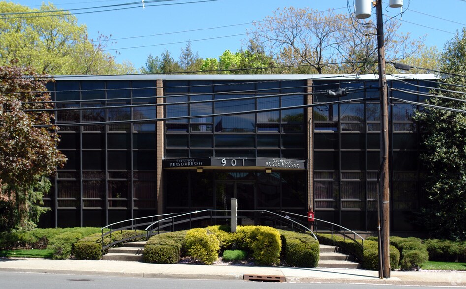 901 Teaneck Rd, Teaneck, NJ for lease - Primary Photo - Image 1 of 2