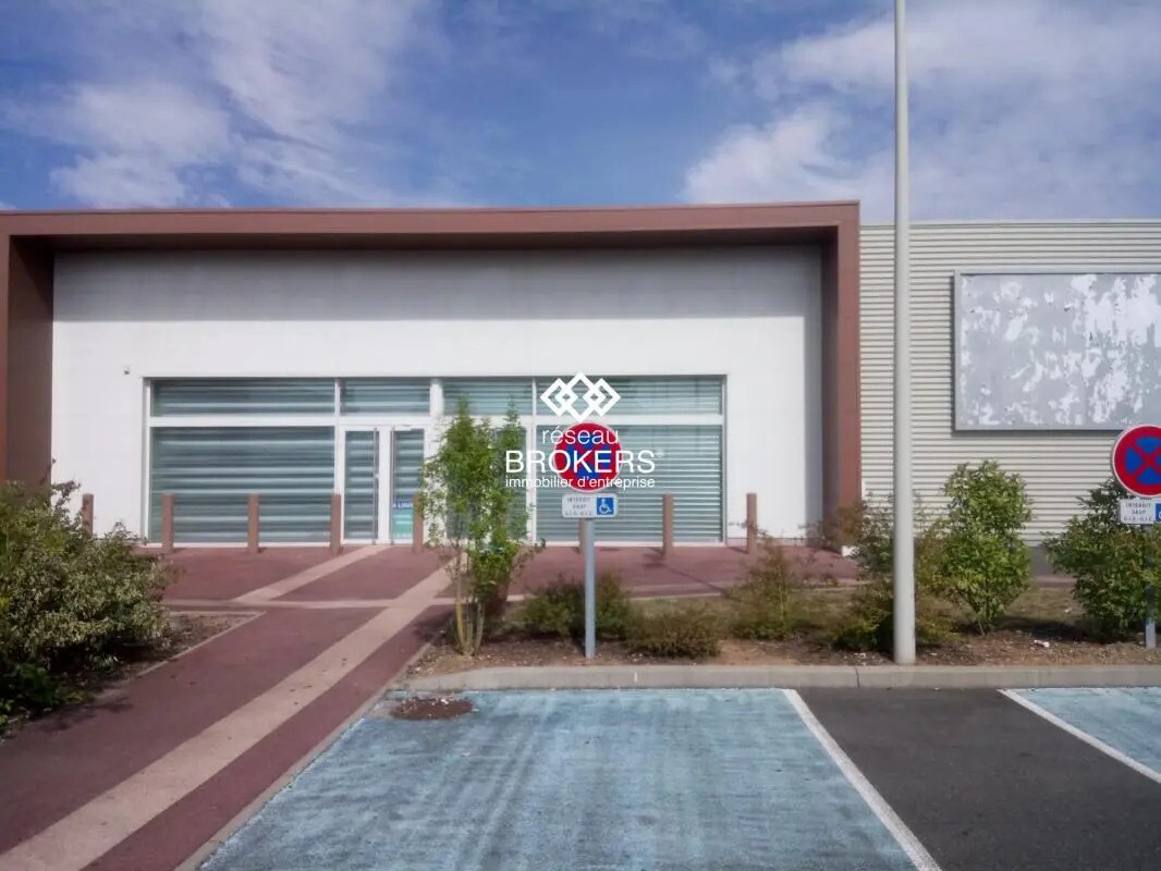 Retail in Dadonville for lease Building Photo- Image 1 of 9