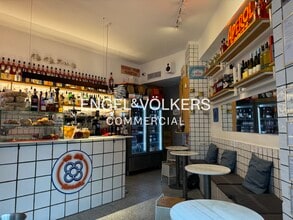 Retail in Barcelona, Barcelona for lease Interior Photo- Image 2 of 10