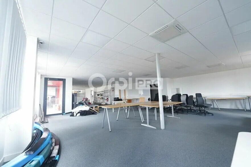 Office in Cailloux-sur-Fontaines for lease - Interior Photo - Image 1 of 9