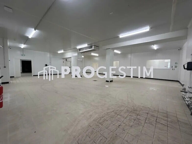 Flex in Saint-Apollinaire for lease - Interior Photo - Image 3 of 12