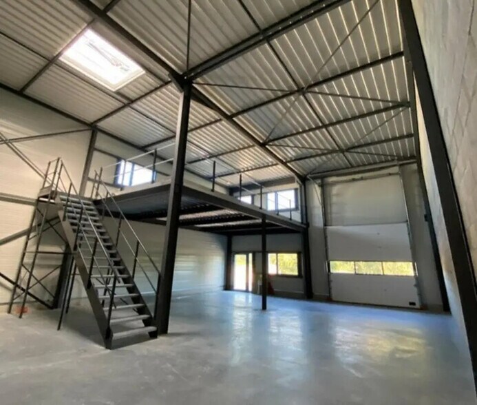 Flex in Valence for sale - Building Photo - Image 3 of 6