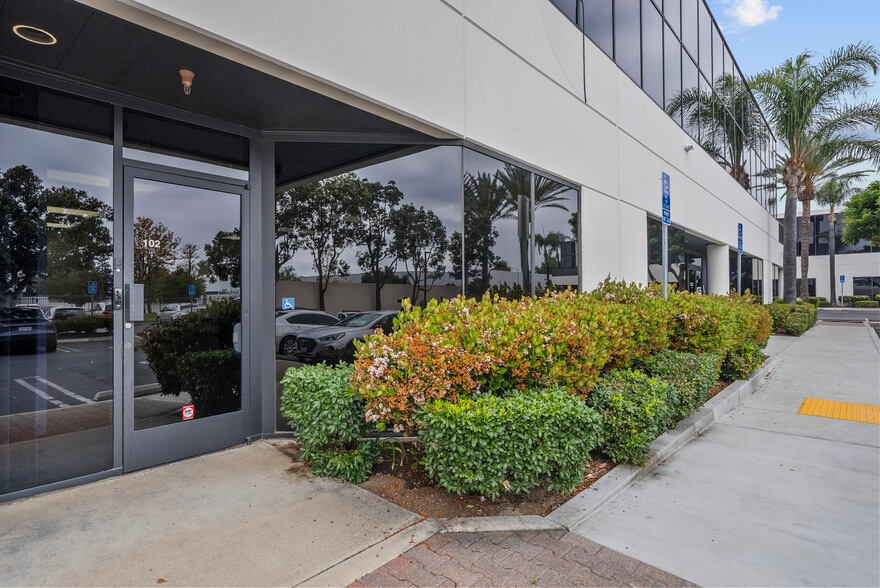 9410 Topanga Canyon Blvd, Chatsworth, CA for lease - Building Photo - Image 3 of 13