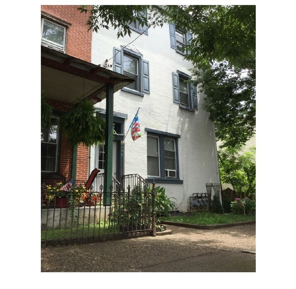 559 Bath St, Bristol, PA 19007