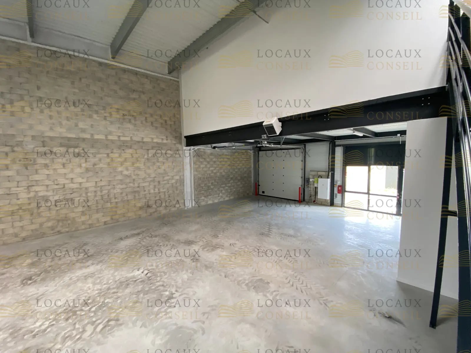 Flex in Éragny for lease Interior Photo- Image 1 of 22