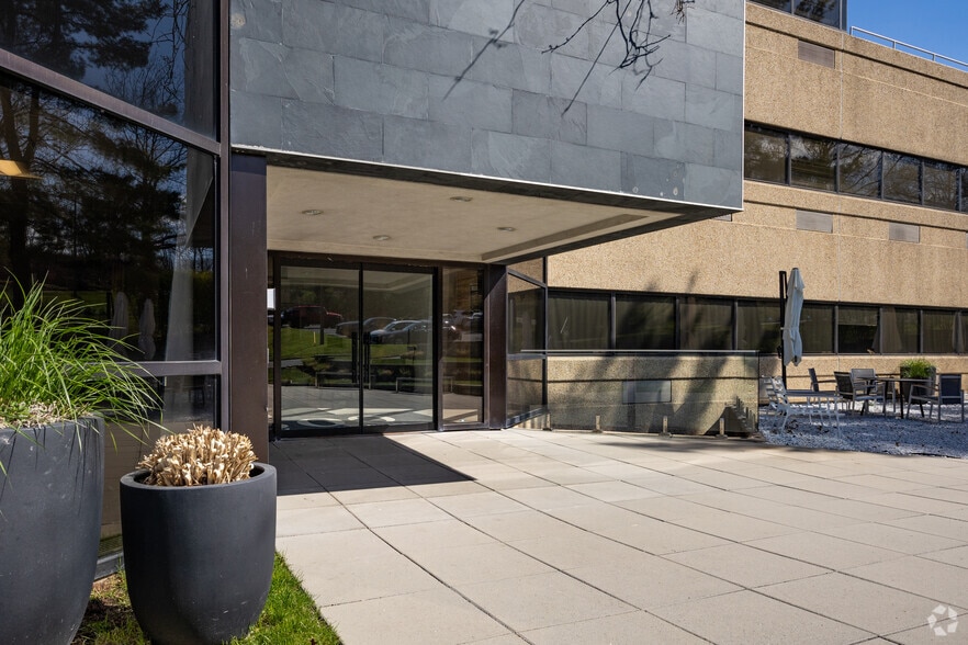 300 Executive Dr, West Orange, NJ for lease - Building Photo - Image 2 of 16