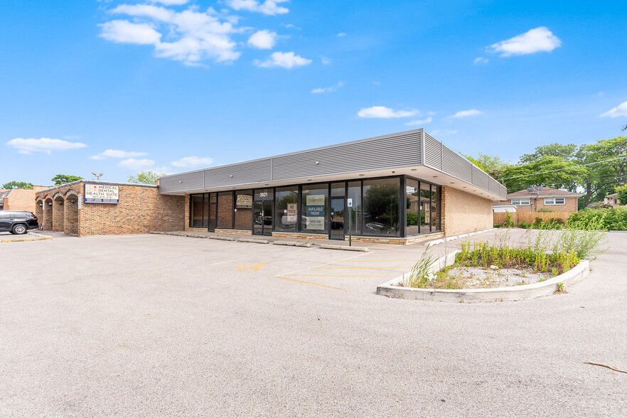 3921-3925 W Touhy Ave, Lincolnwood, IL for sale - Building Photo - Image 2 of 17