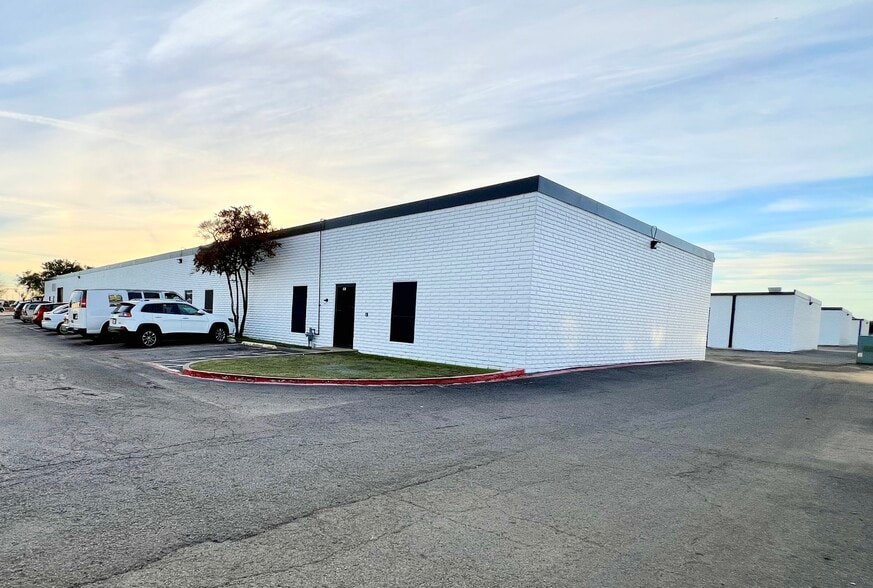 209 S Kirby St, Garland, TX for lease - Building Photo - Image 3 of 7