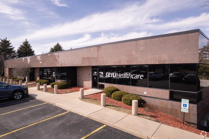 4920 E State St, Rockford, IL for lease - Building Photo - Image 2 of 5