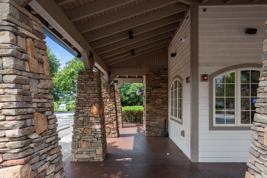 619 Regional Rd, Greensboro, NC for sale - Building Photo - Image 3 of 14