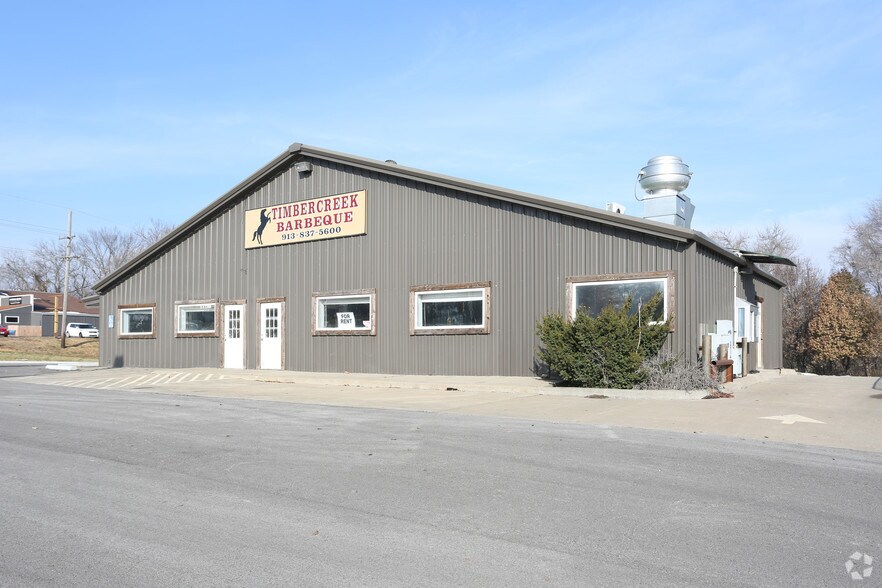 115 N Metcalf Rd, Louisburg, KS 66053