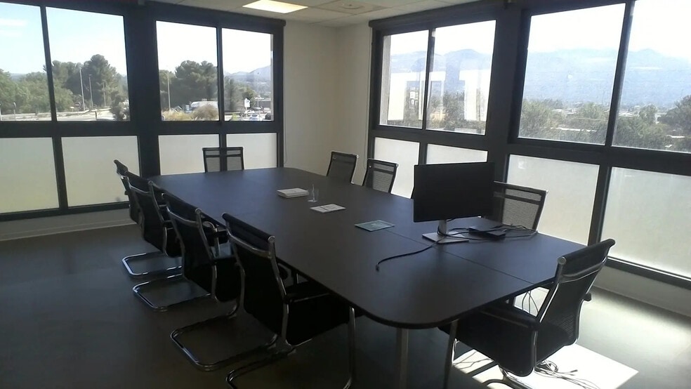 Office in Aubagne for lease - Building Photo - Image 2 of 8