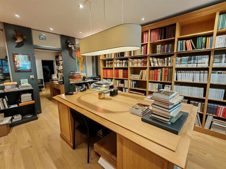 Retail in Paris for lease - Interior Photo - Image 2 of 3