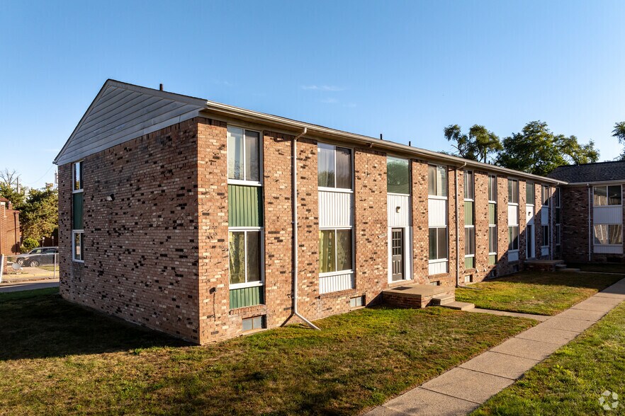 21314-21440 Macarthur Blvd, Warren, MI for sale - Primary Photo - Image 1 of 1