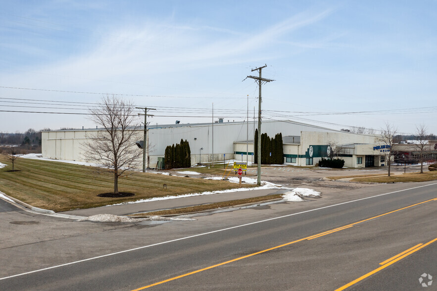 3301 Davison Rd, Lapeer, MI for lease - Primary Photo - Image 1 of 58